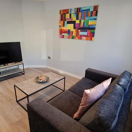 Cosy Flats Near Heathrow, Group Bookings Available With Parking Space Hounslow Luaran gambar
