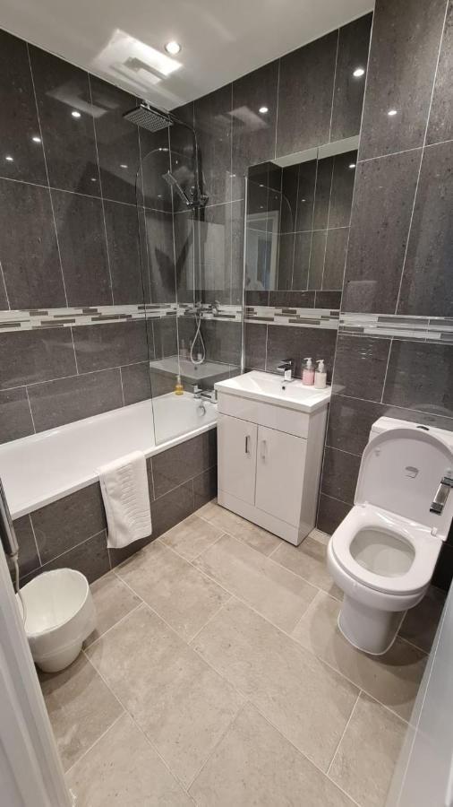 Cosy Flats Near Heathrow, Group Bookings Available With Parking Space Hounslow Luaran gambar