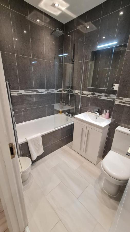 Cosy Flats Near Heathrow, Group Bookings Available With Parking Space Hounslow Luaran gambar