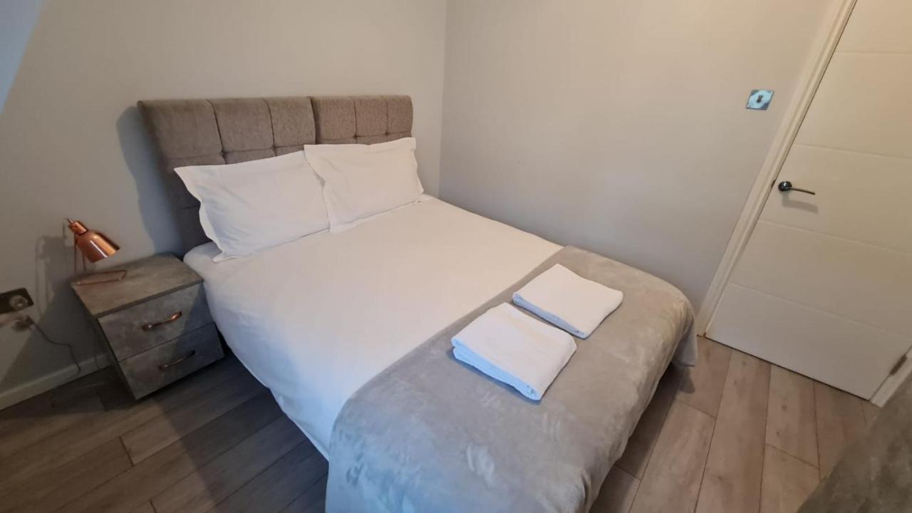 Cosy Flats Near Heathrow, Group Bookings Available With Parking Space Hounslow Luaran gambar