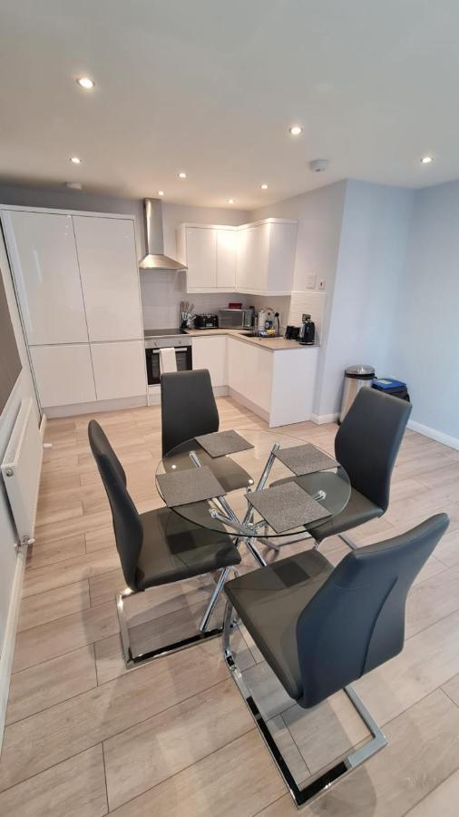 Cosy Flats Near Heathrow, Group Bookings Available With Parking Space Hounslow Luaran gambar