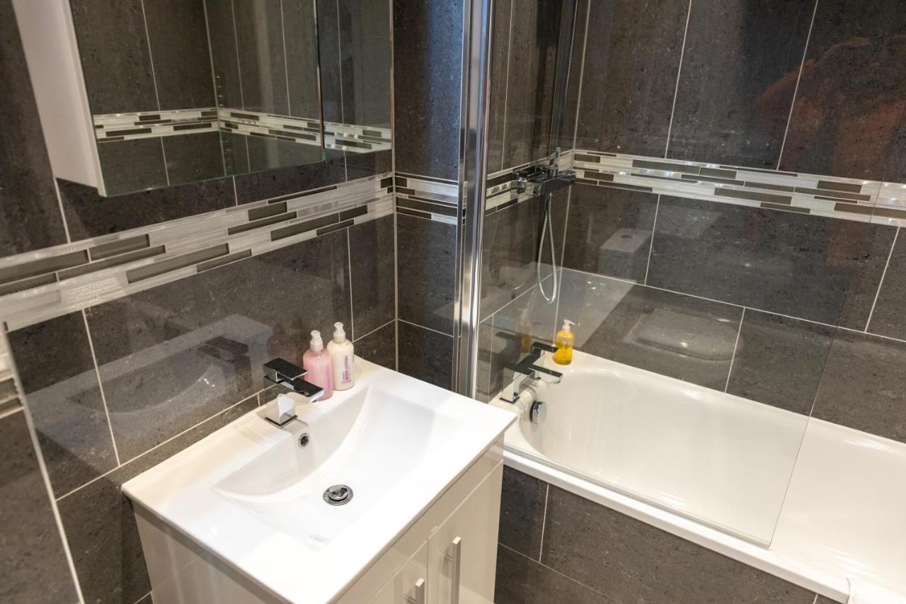 Cosy Flats Near Heathrow, Group Bookings Available With Parking Space Hounslow Luaran gambar