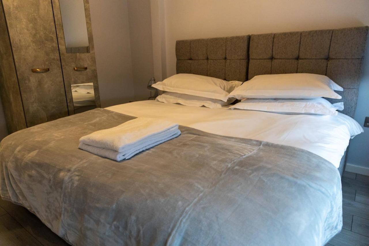 Cosy Flats Near Heathrow, Group Bookings Available With Parking Space Hounslow Luaran gambar