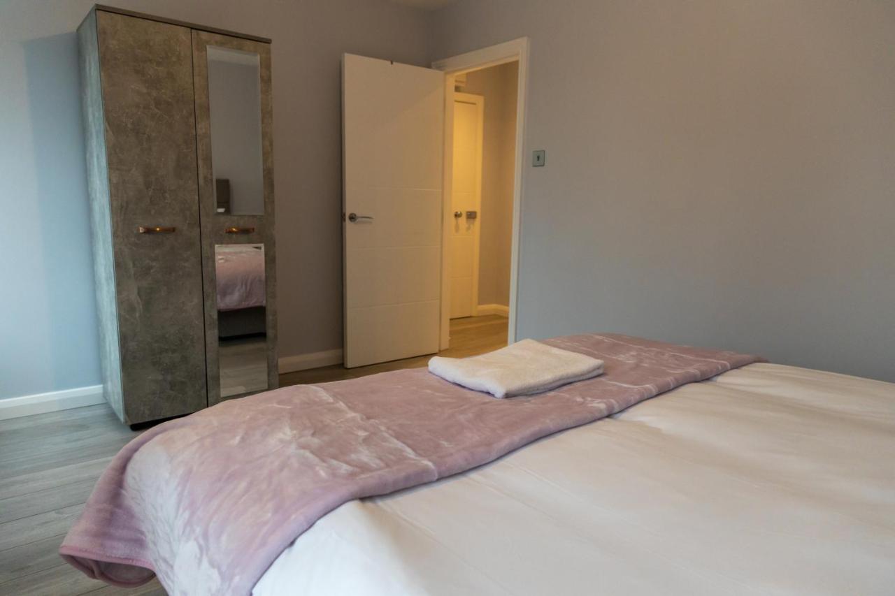 Cosy Flats Near Heathrow, Group Bookings Available With Parking Space Hounslow Luaran gambar